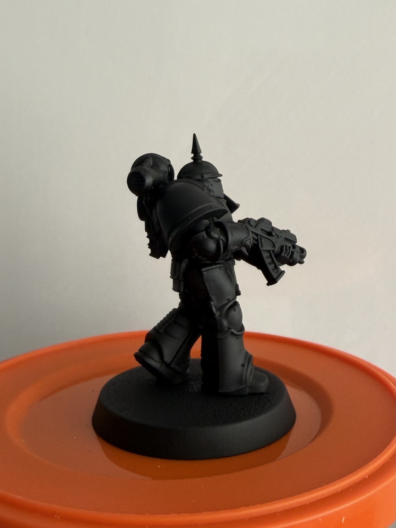 Solid matt black foundation — reference view 2
